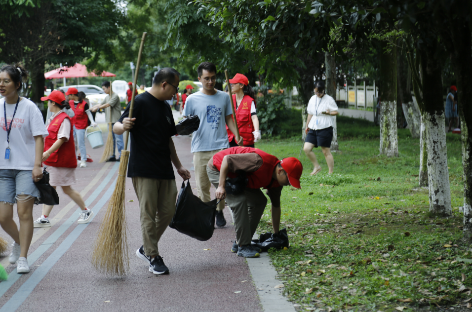 迎大運(yùn)盛會(huì) 展文明形象 |海蓉開(kāi)展掃除道公益活動(dòng)！